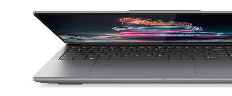 Vista frontal del Lenovo Yoga Pro 9i Gen 9 (40,64 cm [16”] Intel) ligeramente abierto