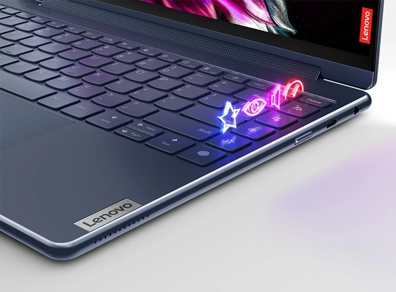 Primer plano superior izquierdo del Lenovo Yoga Pro 9i mostrando parte del teclado con diseños brillantes sobre las teclas