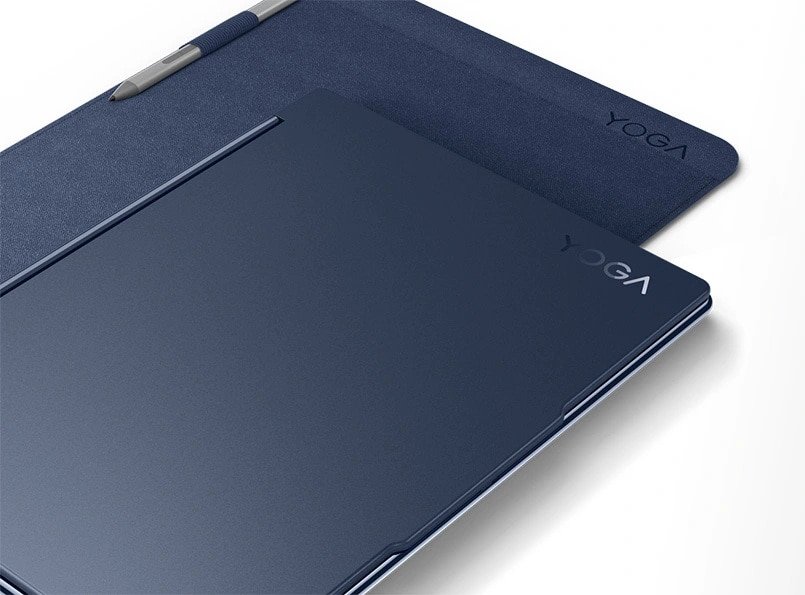 El Yoga Pro 9i acompañado de una funda folio y un lápiz óptico