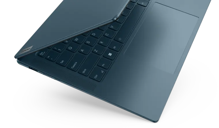 Vista superior izquierda del Lenovo Yoga Pro 7i Gen 9 (35,56 cm [14”] Intel) parcialmente abierto
