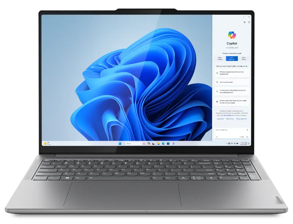 Vista frontal de un Yoga Pro 9i Gen 9 (40,64 cm [16”] Intel) abierto con Windows Copilot en pantalla